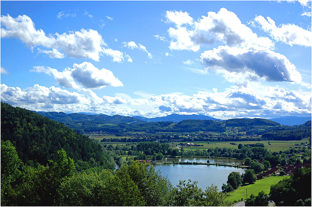 hellblaue Wolkenweite ...