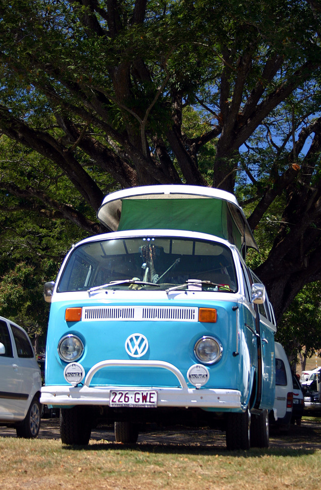 Hellblauer VW Glanz im Park