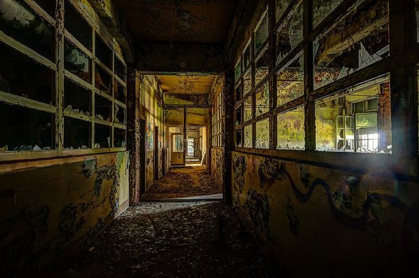 Helle, farbenfrohe Räume