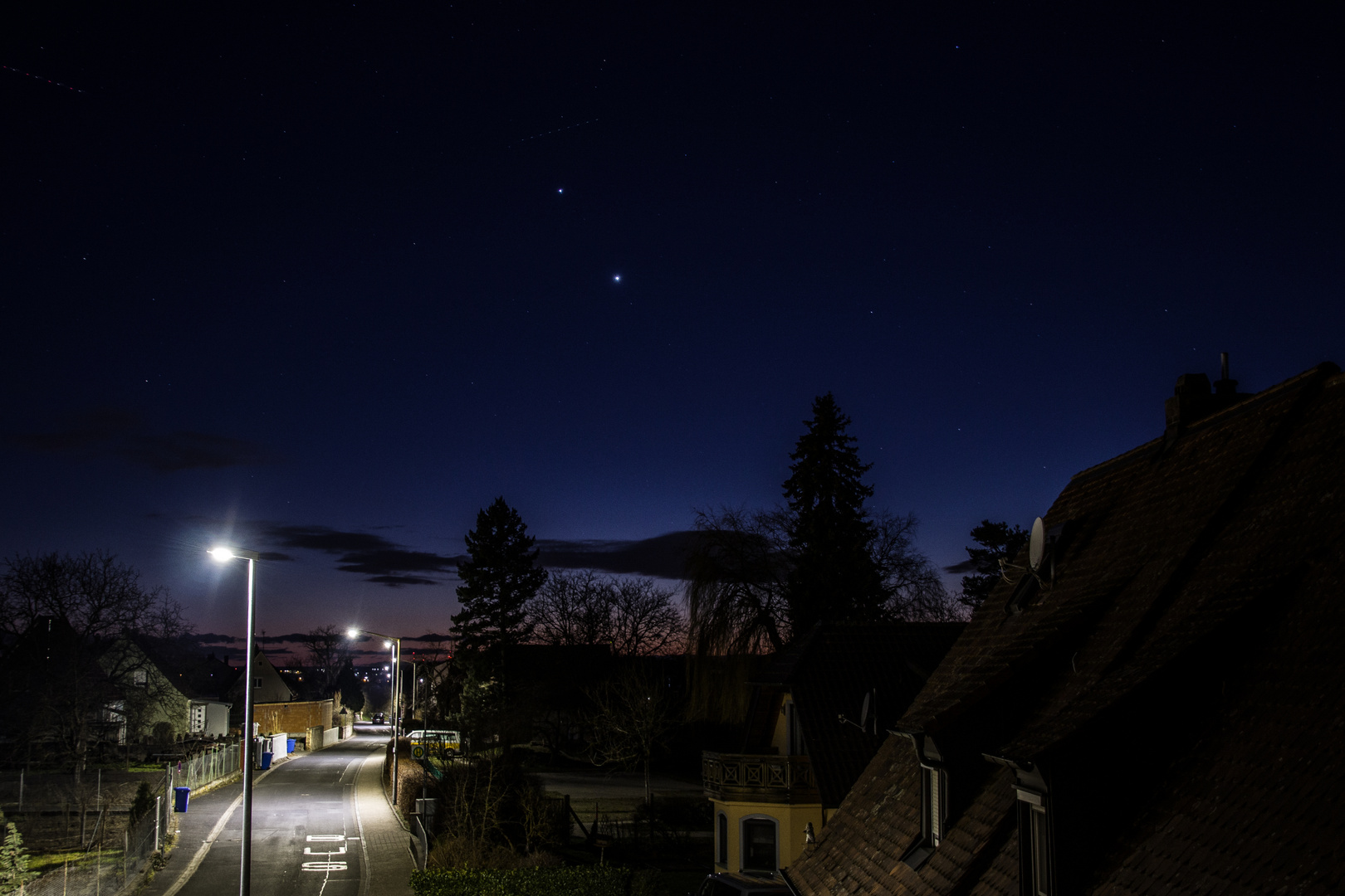 Helle Planeten über der Straße 