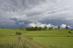 helle Wolken am dunklen Himmel