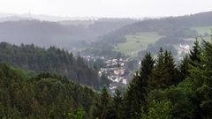 Hellenthal mit einer Regenfront