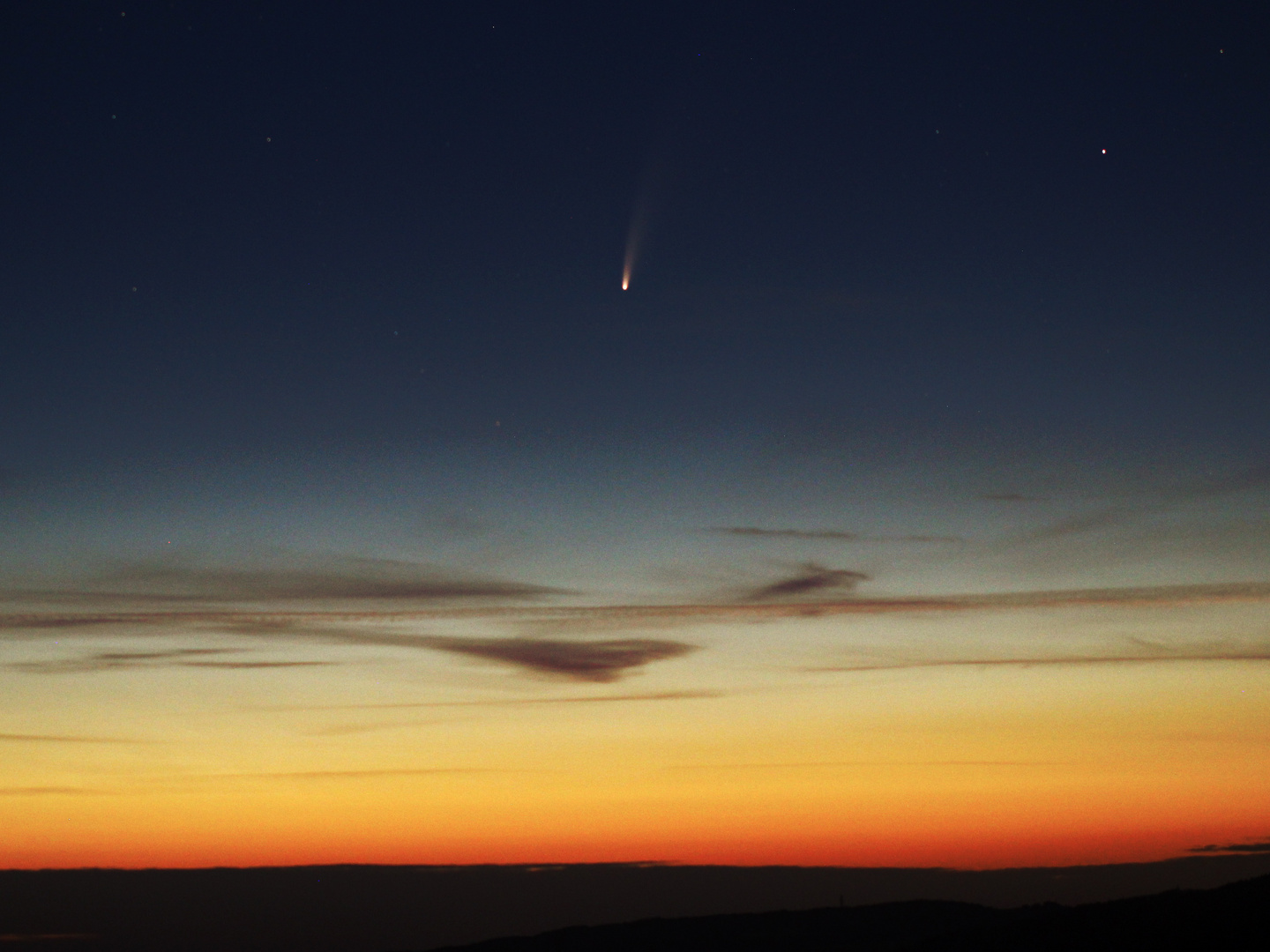 Heller Komet am Morgenhimmel