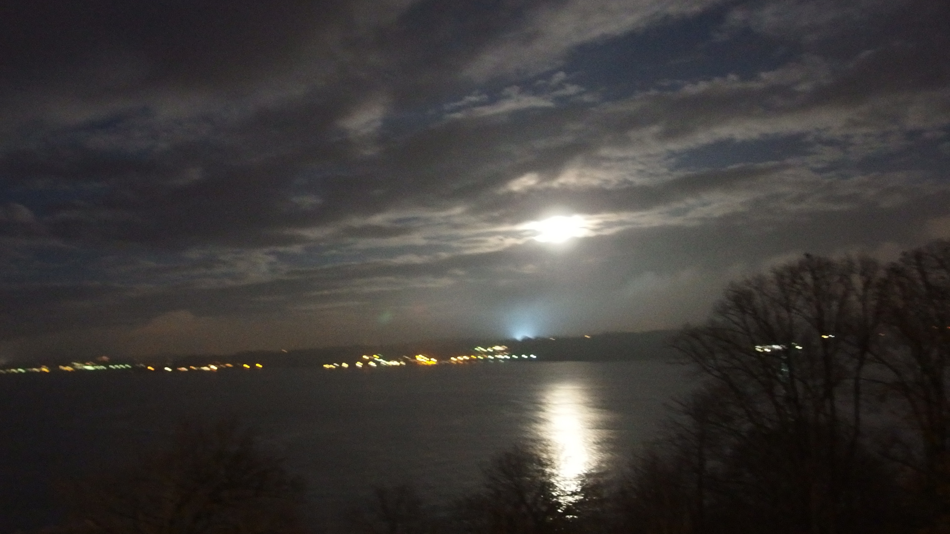 Heller Mond in der Förde