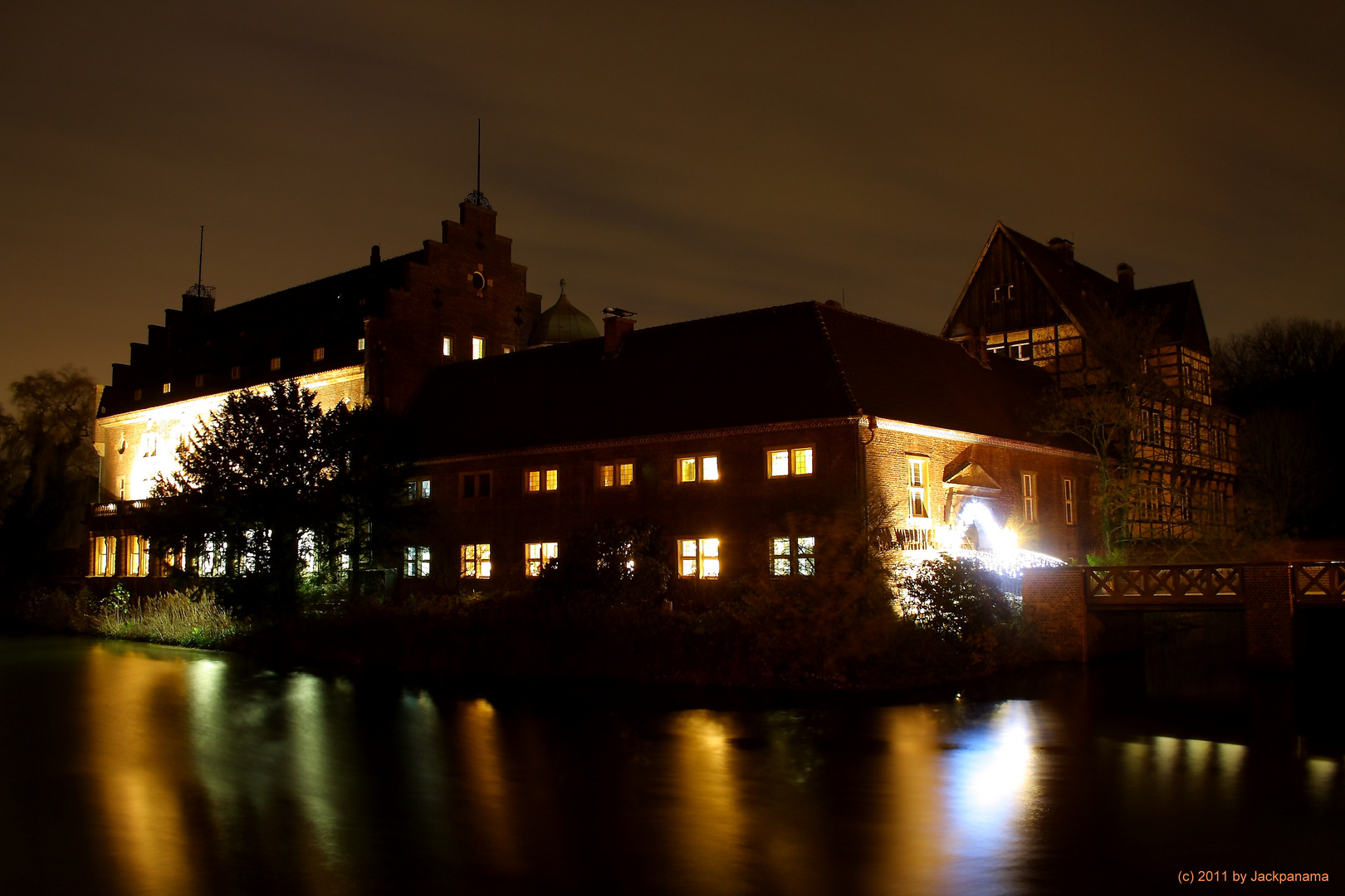 Hellerleuchtetes Wasserschloss Wittringen am späten Abend