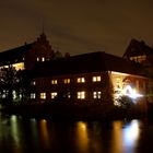 Hellerleuchtetes Wasserschloss Wittringen am späten Abend