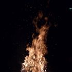 Helles Feuer in der dunklen Nacht