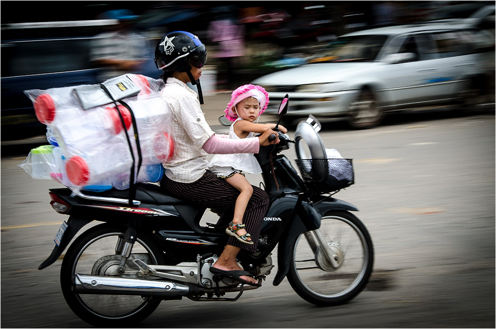 Helm ist Pflicht. Für den Fahrer. Foto & Bild city, street, world