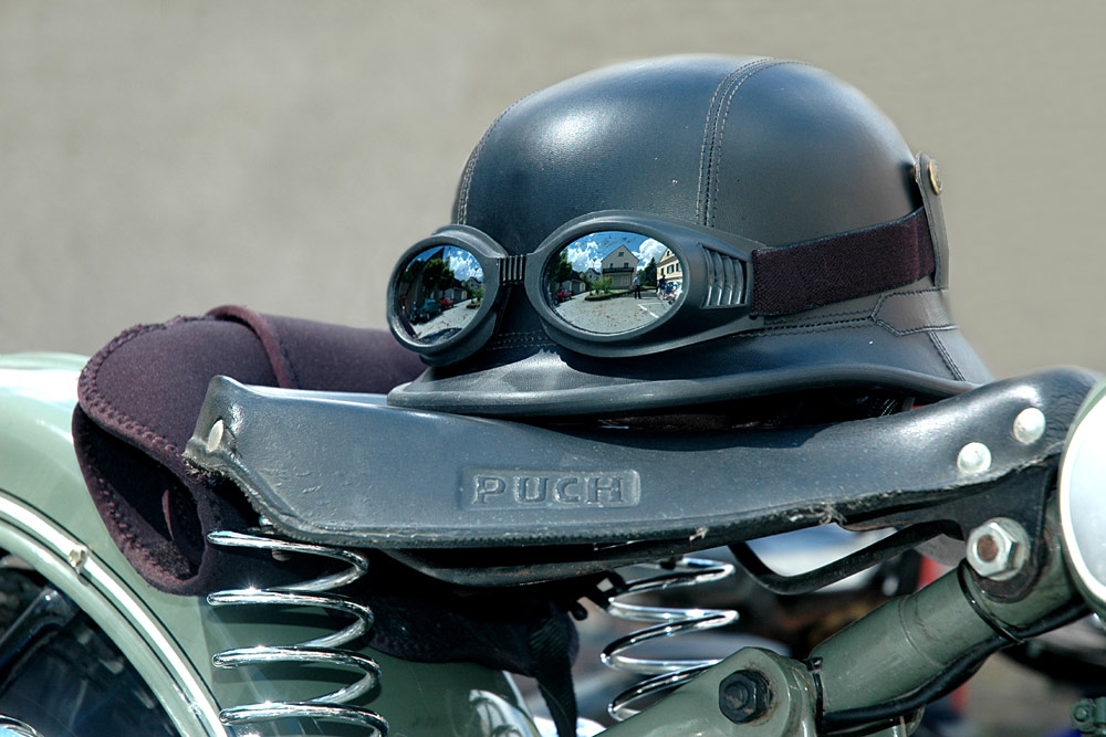 Helm mit Brille