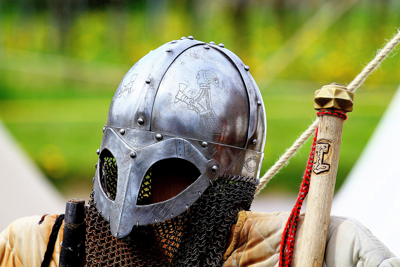 Helm mit Kettenschutz