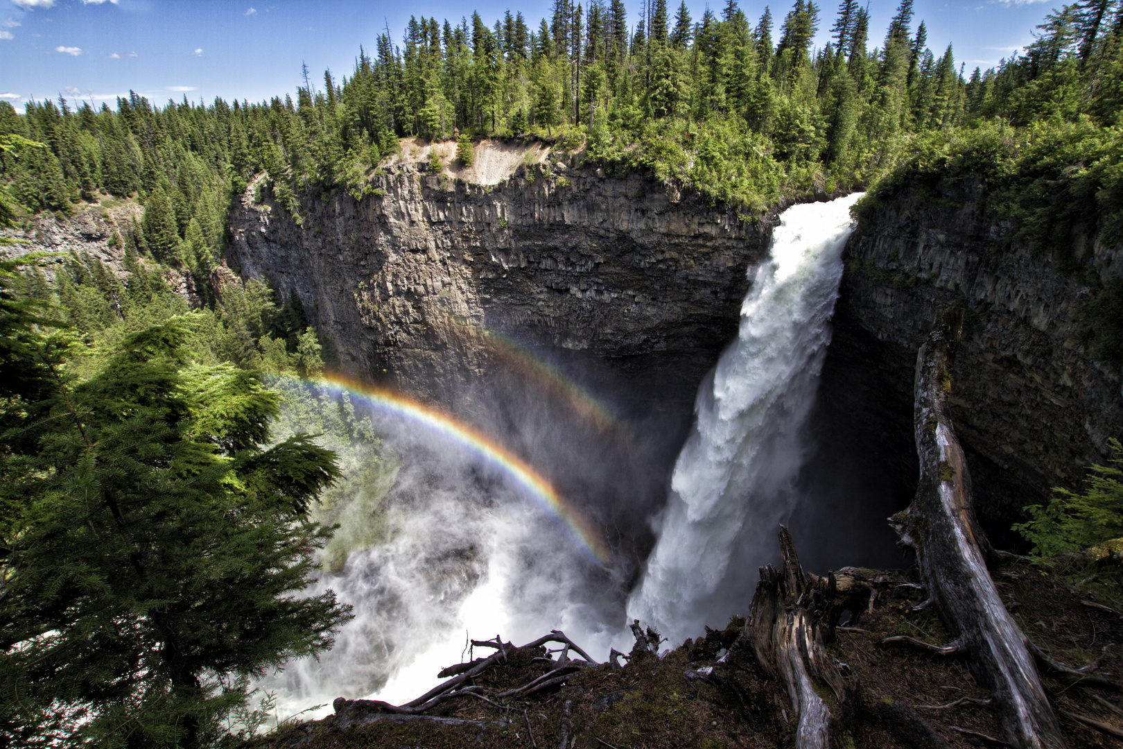 Helmcken Wasserfall mit doppeltem Regenbogen
