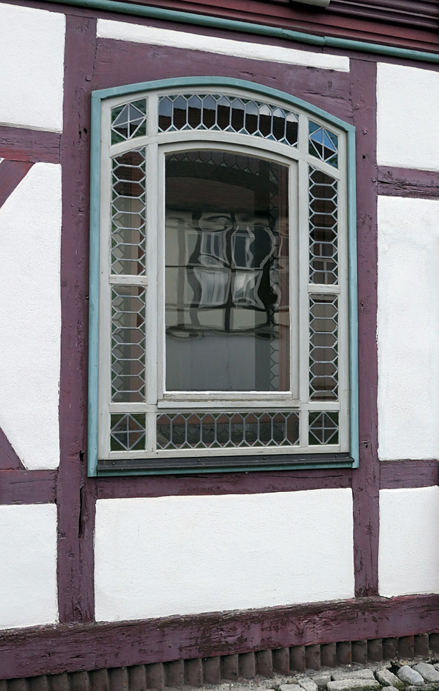 Helmershausen: Das rote Schloss – Das Fenster