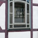 Helmershausen: Das rote Schloss – Das Fenster