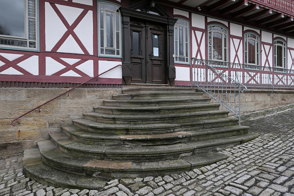 Helmershausen: Das rote Schloss – Die Treppe