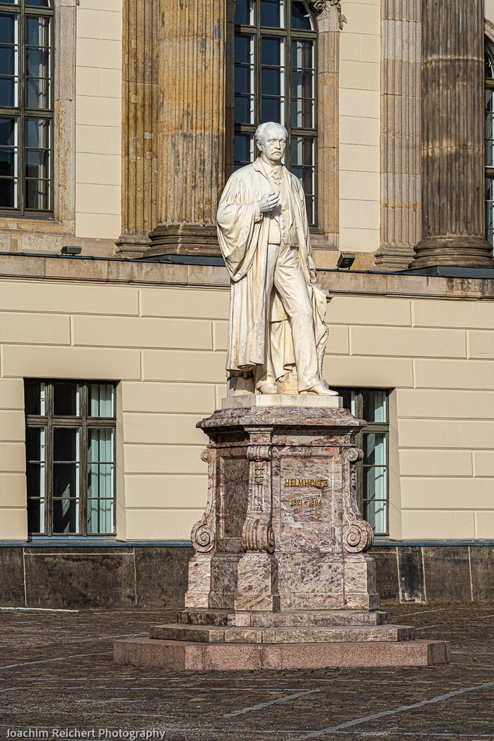 Helmholtz Denkmal im Hof der Humboldtuniversität von Berlin