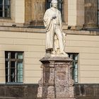 Helmholtz Denkmal im Hof der Humboldtuniversität von Berlin