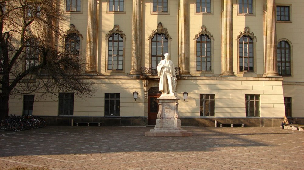 Helmholtzdenkmal an der Humboldtuniversität