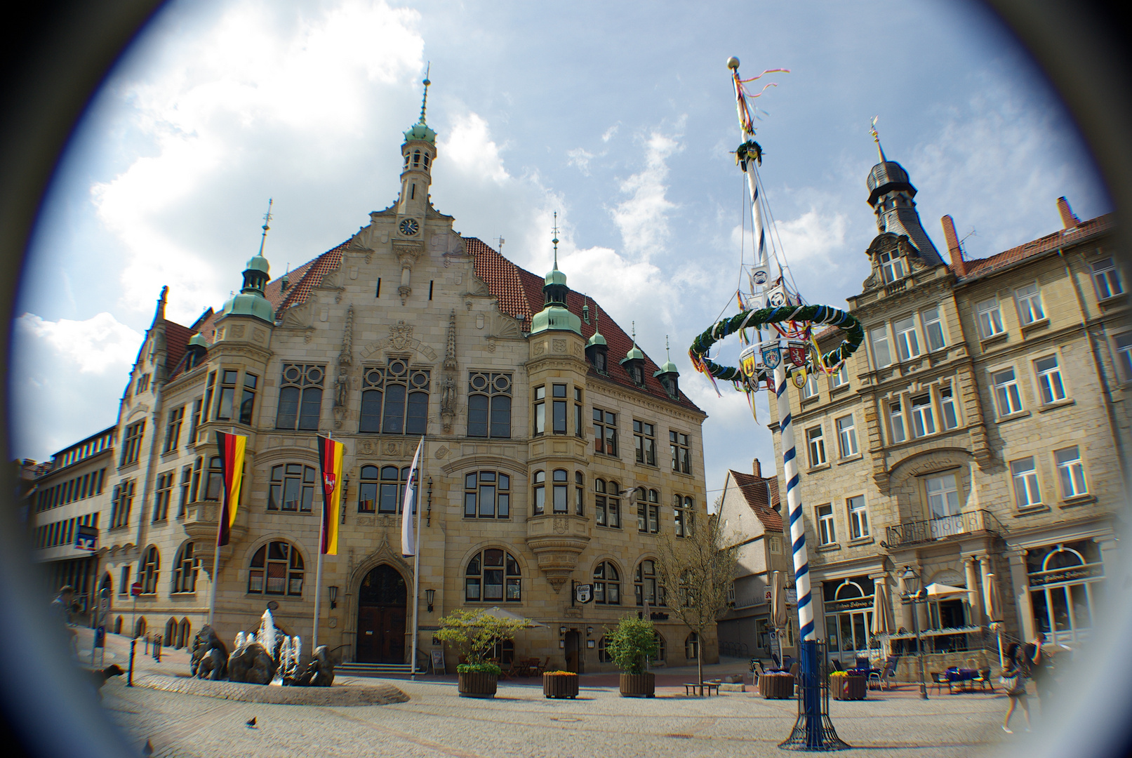 Helmstedter Rathaus mit Maibaum