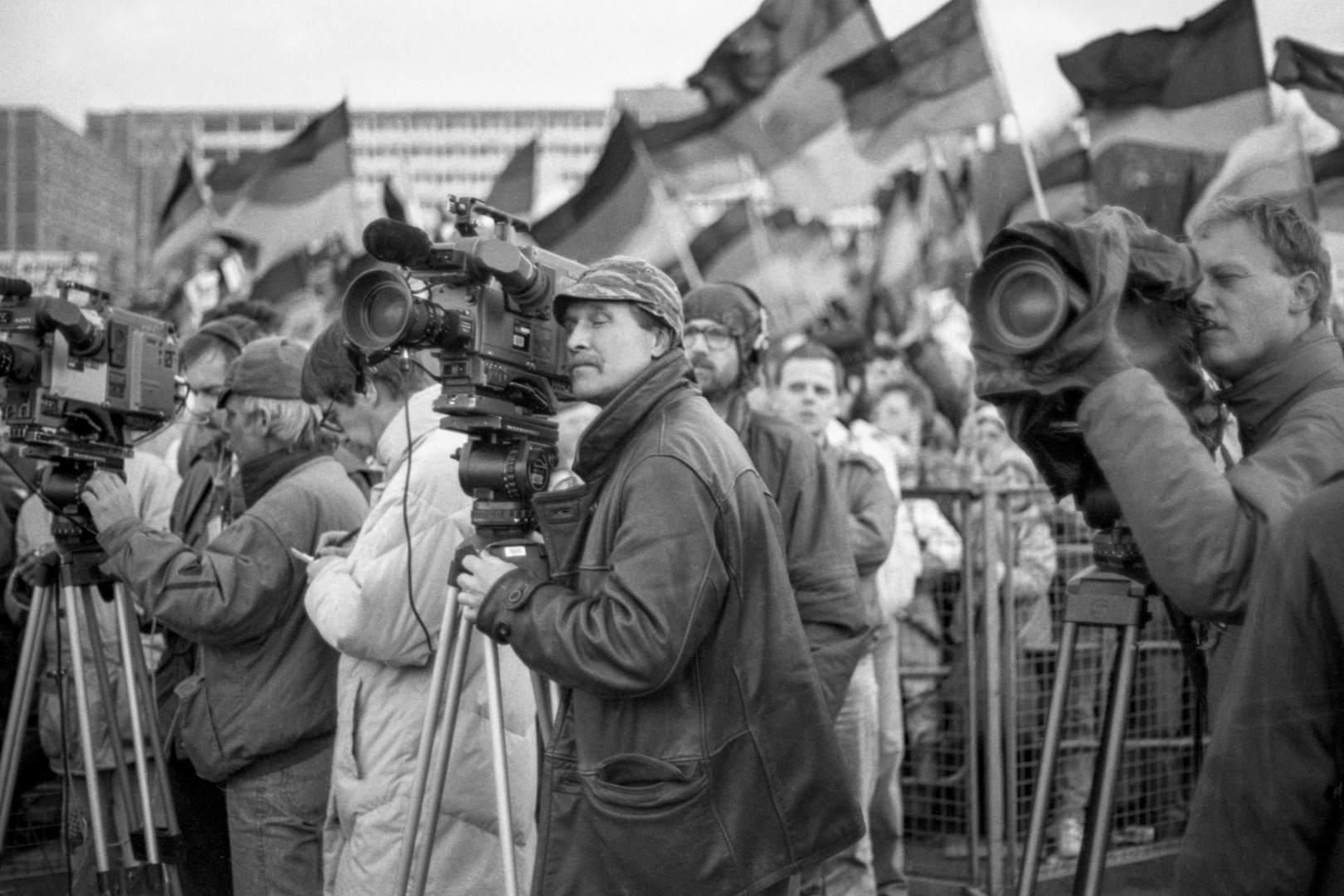 Helmut Kohl, Deutschlandfahnen und Weltpresse in Rostock