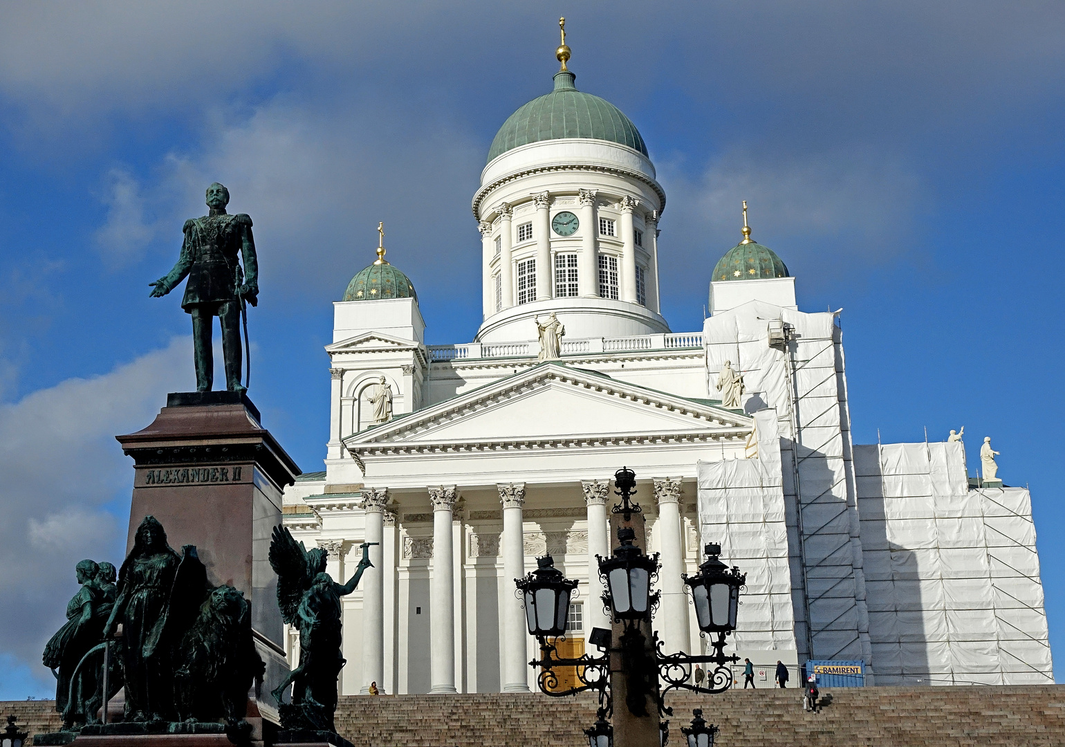 Helsinki, Evang. Dom am Senatsplatz mit Denkmal für Alexander II.