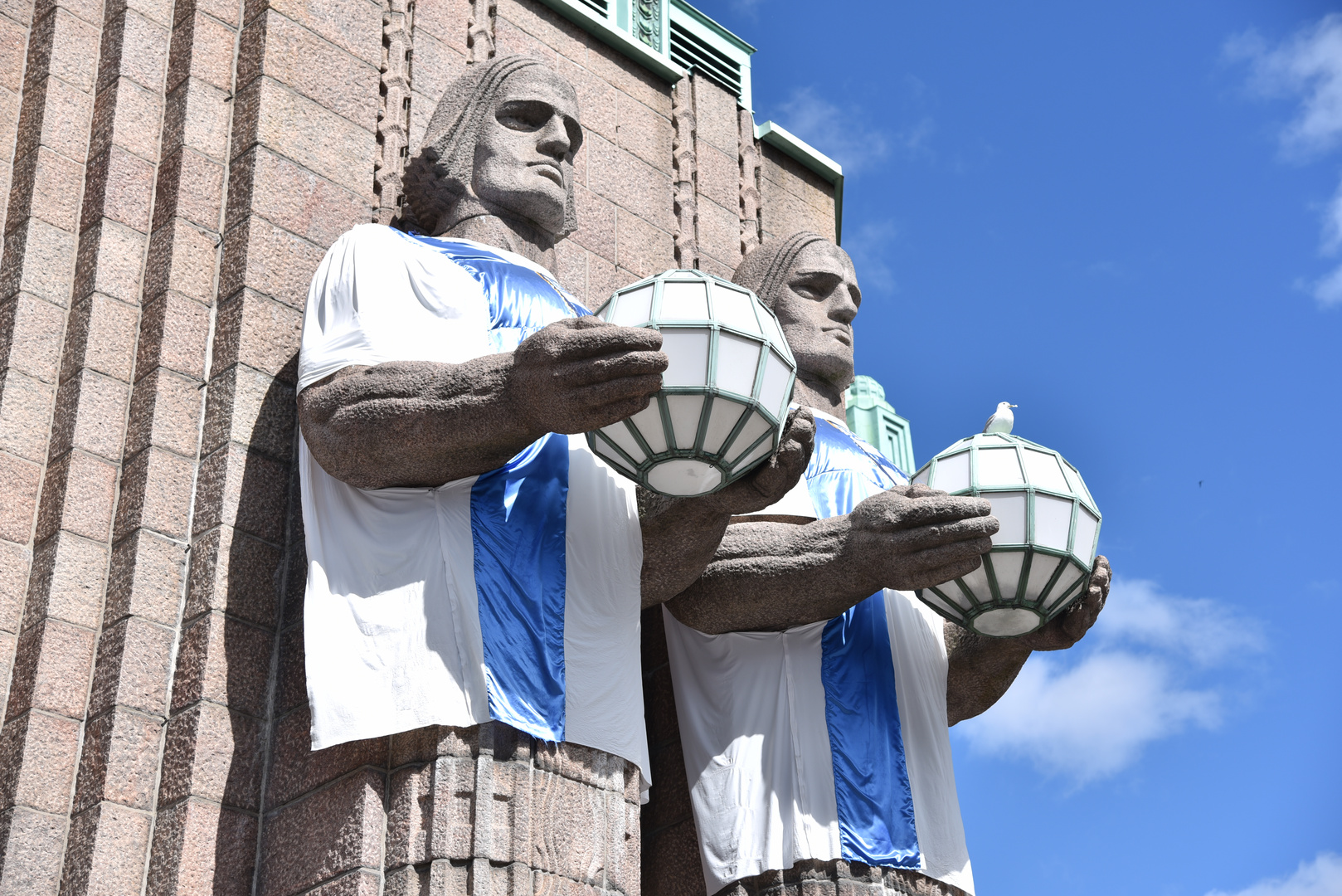 Helsinki, Main Station, Die Lampenhalter