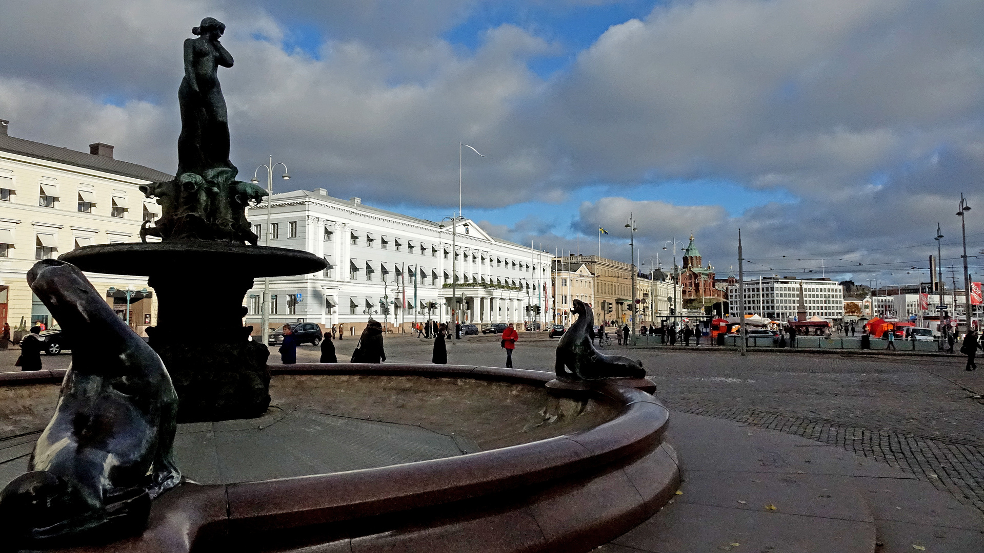 Helsinki, Marktplatz am Hafen mit Havis Amanda Statue und Blick zur Uspenski-Kathedrale