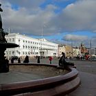 Helsinki, Marktplatz am Hafen mit Havis Amanda Statue und Blick zur Uspenski-Kathedrale