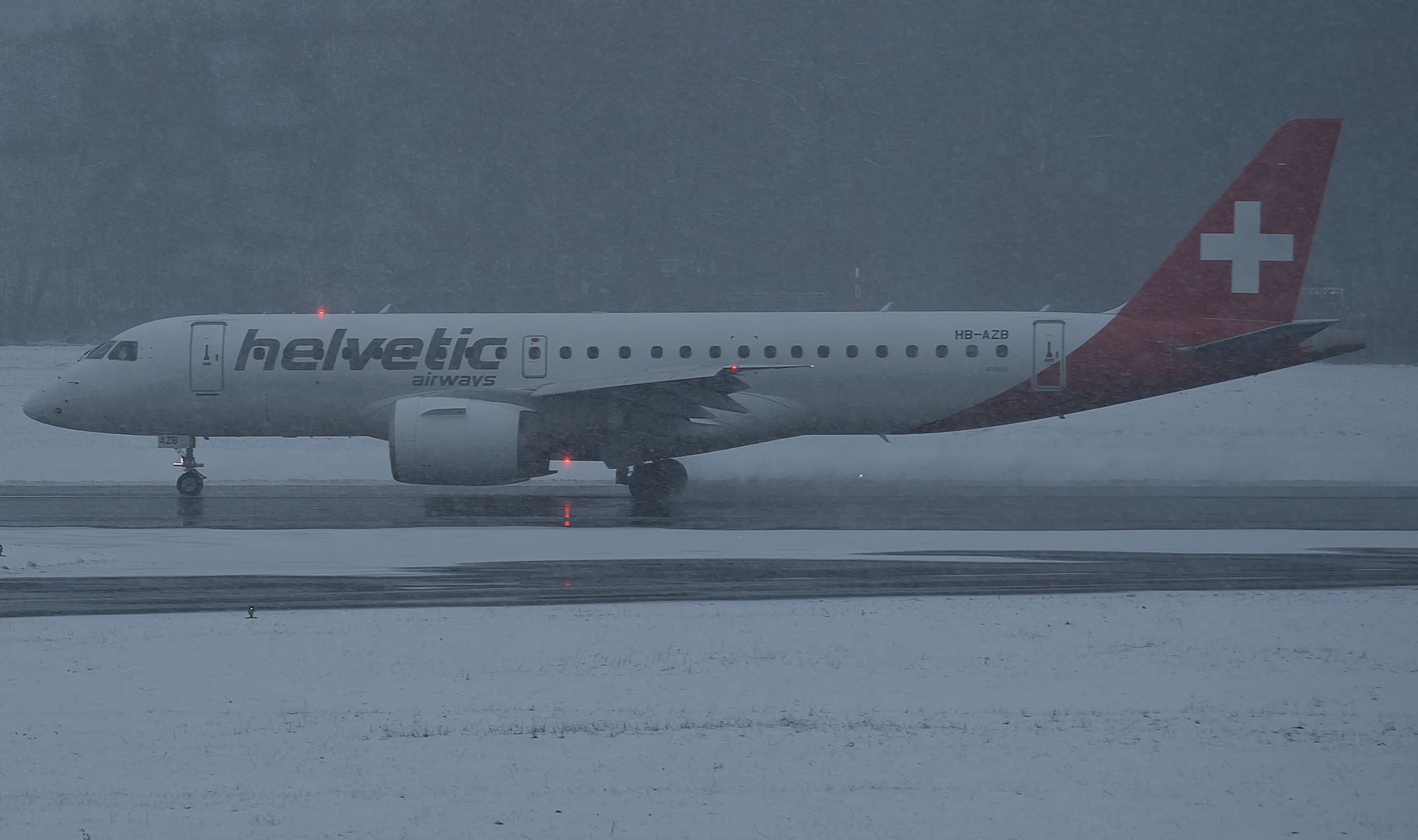  Helvetic Airways Embraer E190-E2 