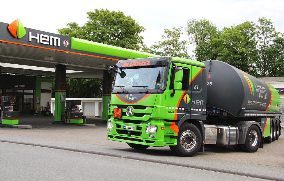 HEM LKW bei der Abfahrt von der betankten Tankstelle