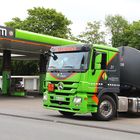 HEM LKW bei der Abfahrt von der betankten Tankstelle