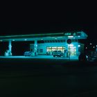 HEM-Tankstelle bei Nacht