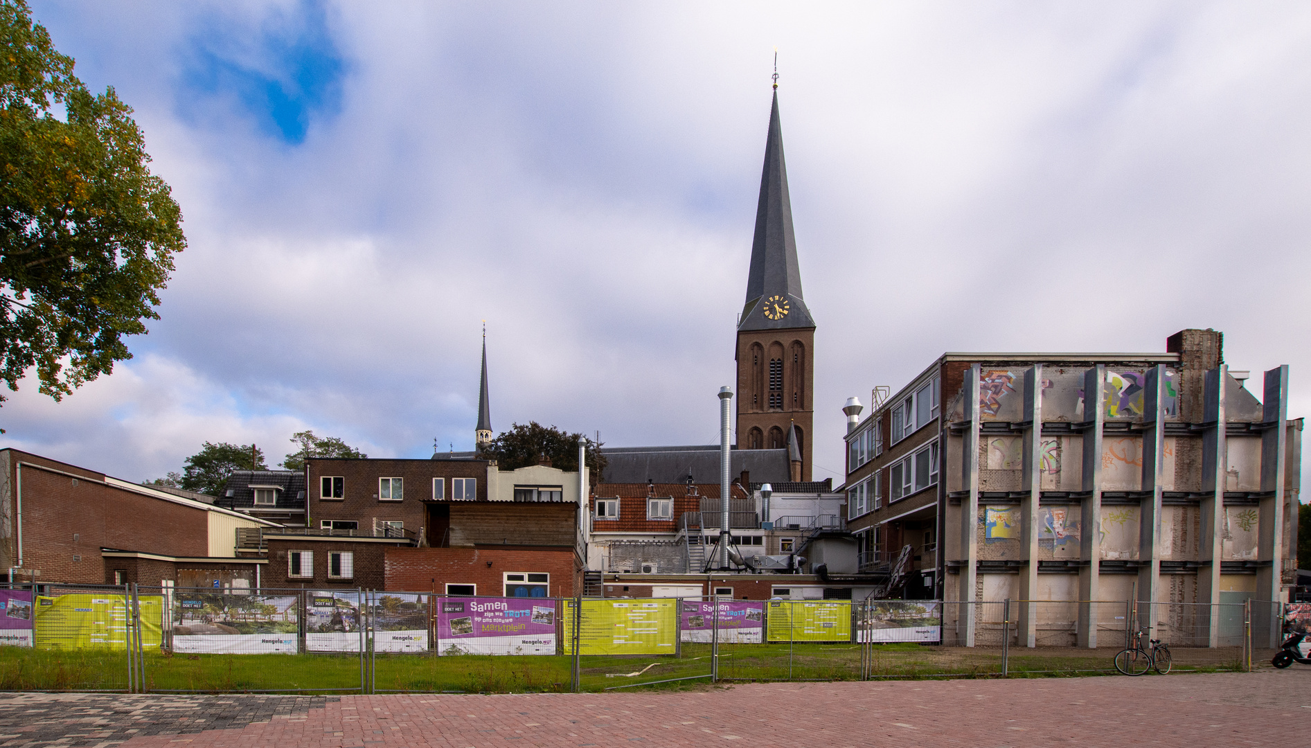 Hengelo - Burgemeester Jansenplein - Sint-Lambertusbasiliek