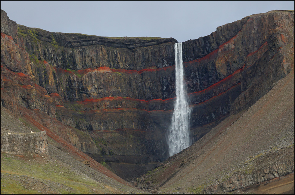 Hengifoss, der mit den roten Bändern