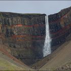 Hengifoss, der mit den roten Bändern