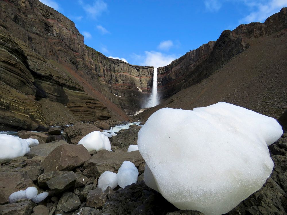 Hengifoss mit Eisklumpen