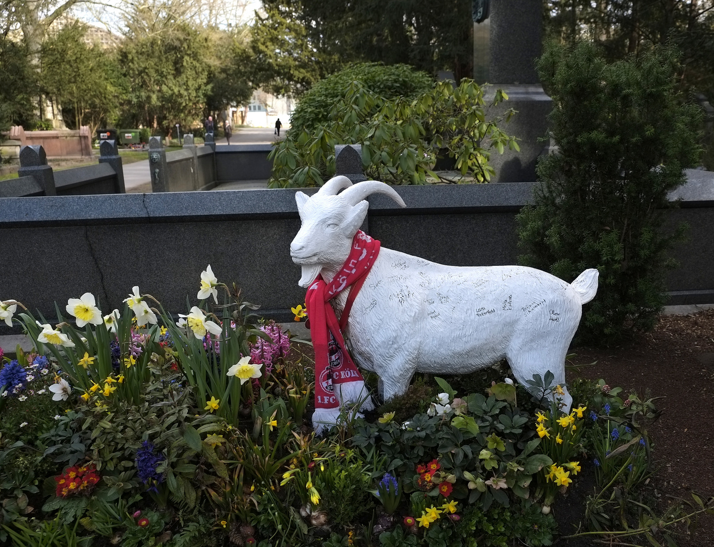 Hennes hält Wacht