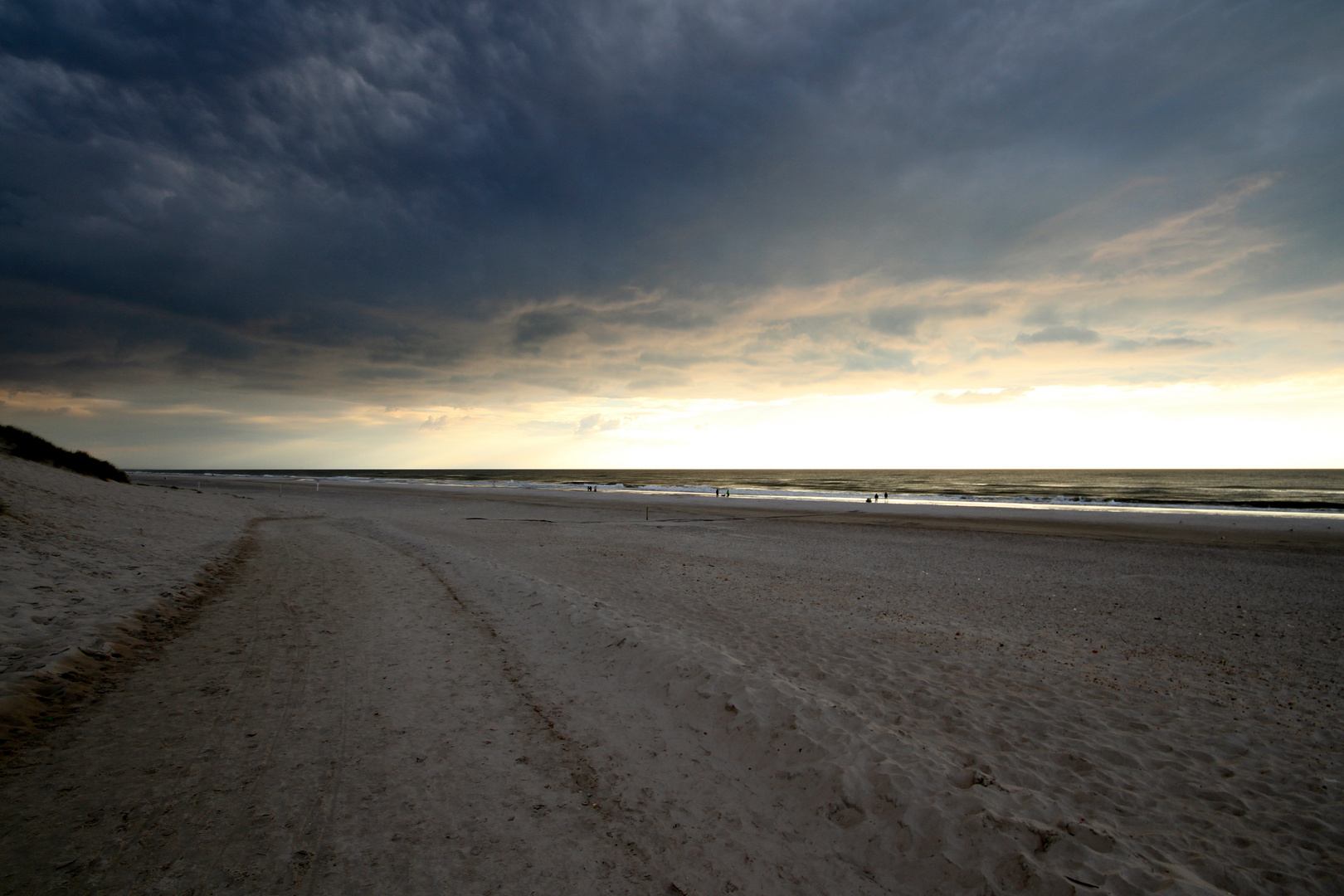 Hennestrand kurz vor einem kräftigen Regenschauer ein Schauspiel...