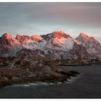 Henningsvaer im ersten Licht