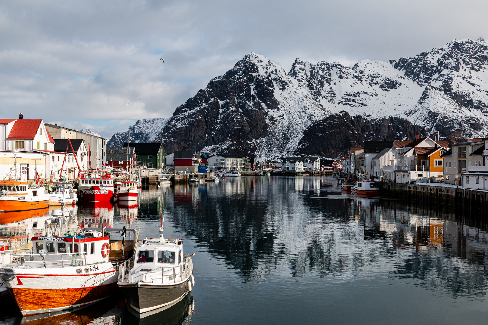 Henningsvaer verspiegelt