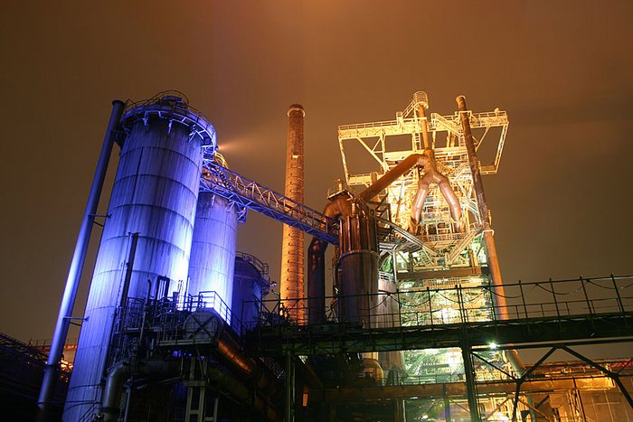 Henrichshütte Hattingen bei Nacht und Regen