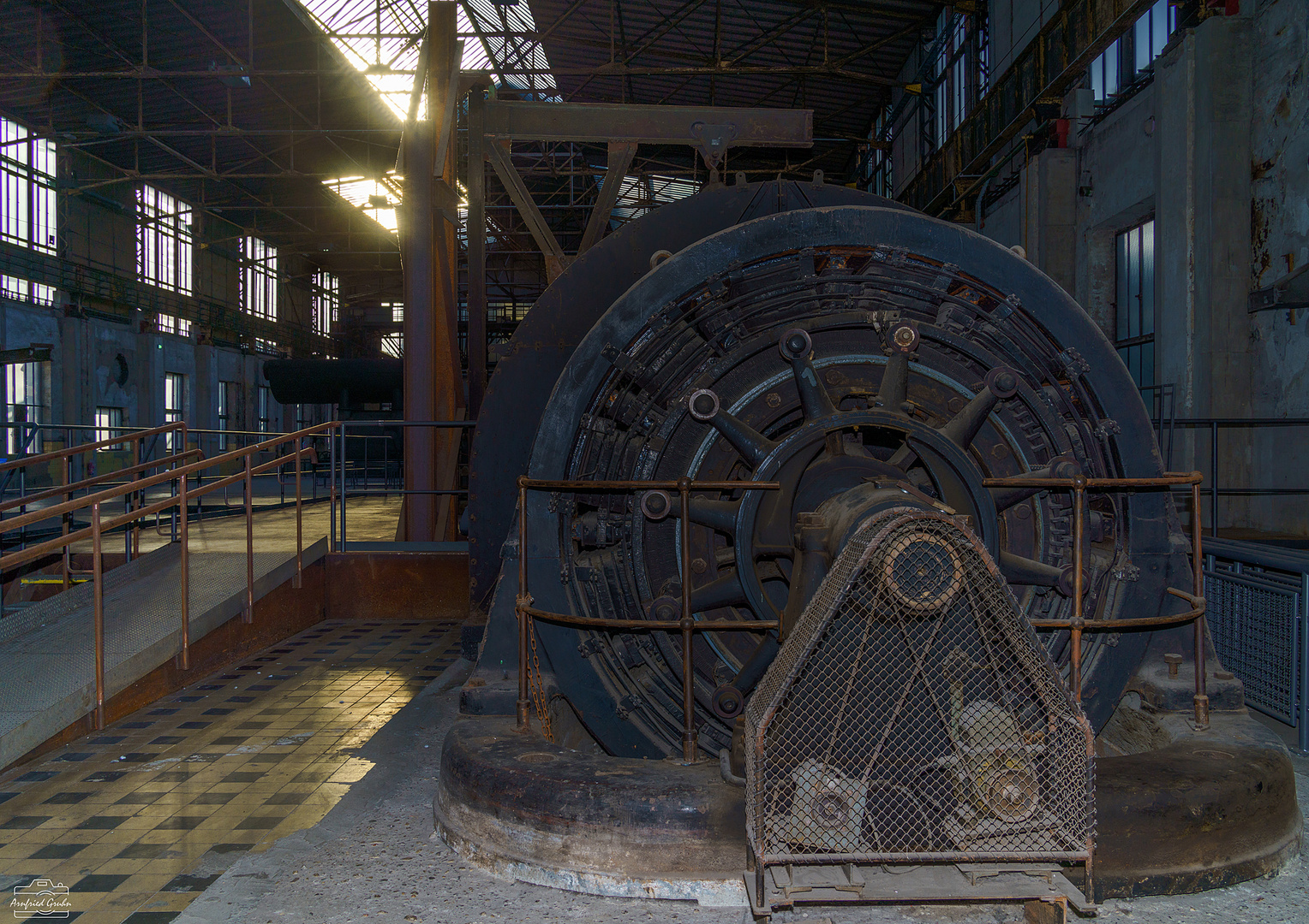 Henrichshütte - Sonnenlicht in der Maschinenhalle