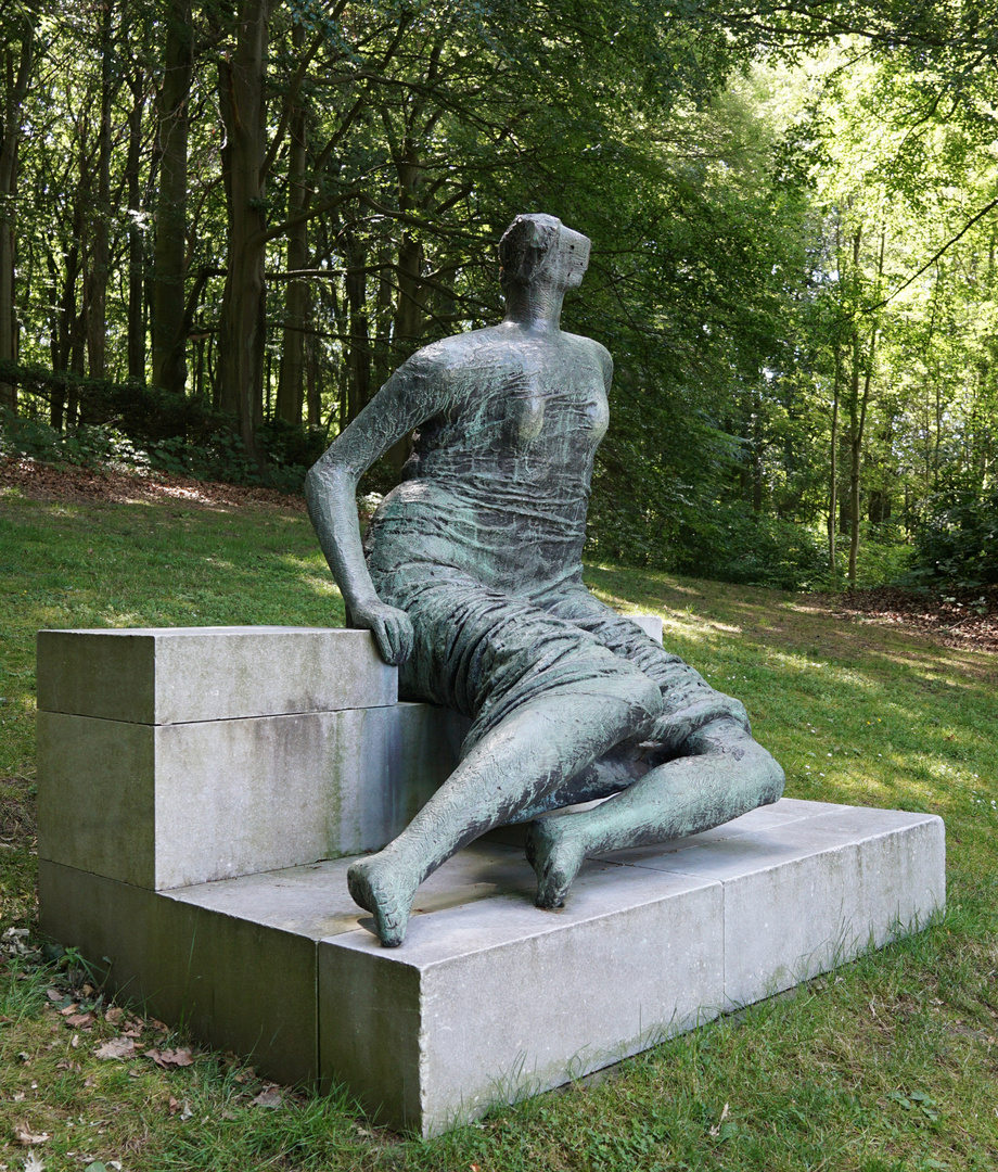 Henry Moore -Draped seated Woman