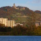 Heppenheim mit Starkenburg auf dem Schlossberg, "Dom der Bergstraße", Hochhäusern und Bruchsee.