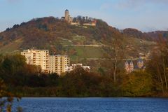 Heppenheim mit Starkenburg auf dem Schlossberg, "Dom der Bergstraße", Hochhäusern und Bruchsee.