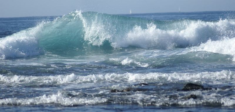 Heranrollende Welle vor La Caleta im Süden Teneriffas
