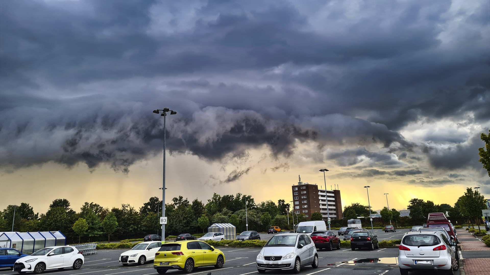 heranrollendes Gewitter über Delmenhorst