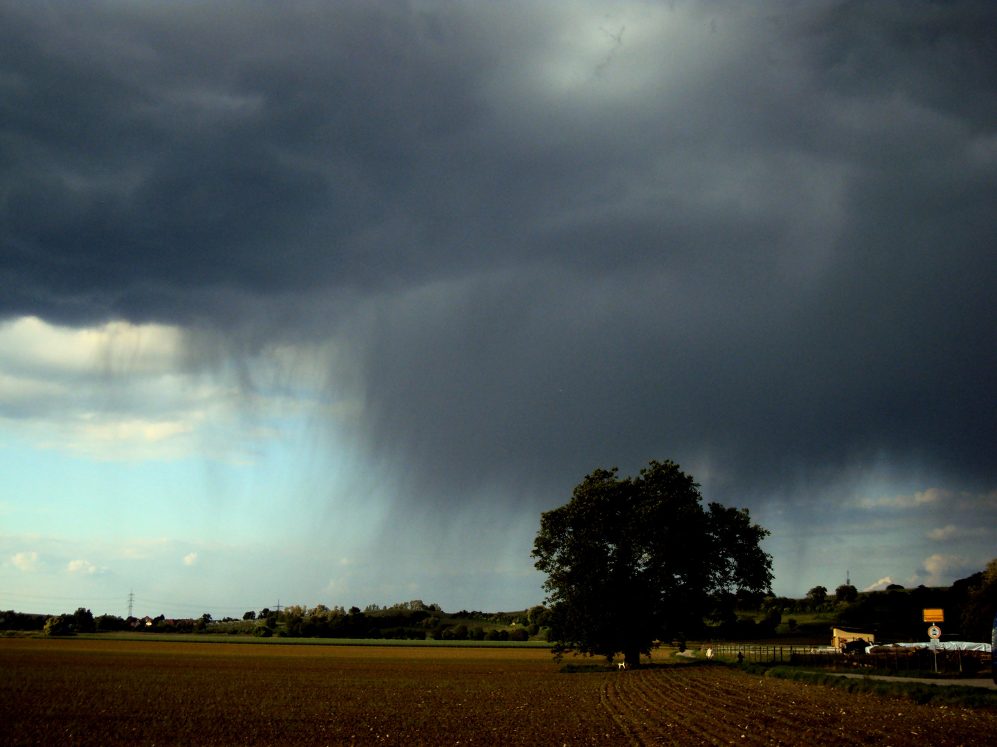 Heranziehende Regenwolke am Oberrhein