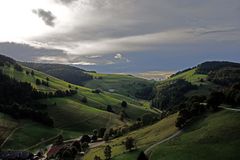 Heranziehende Wolken über einem Tal im Schwarzwald