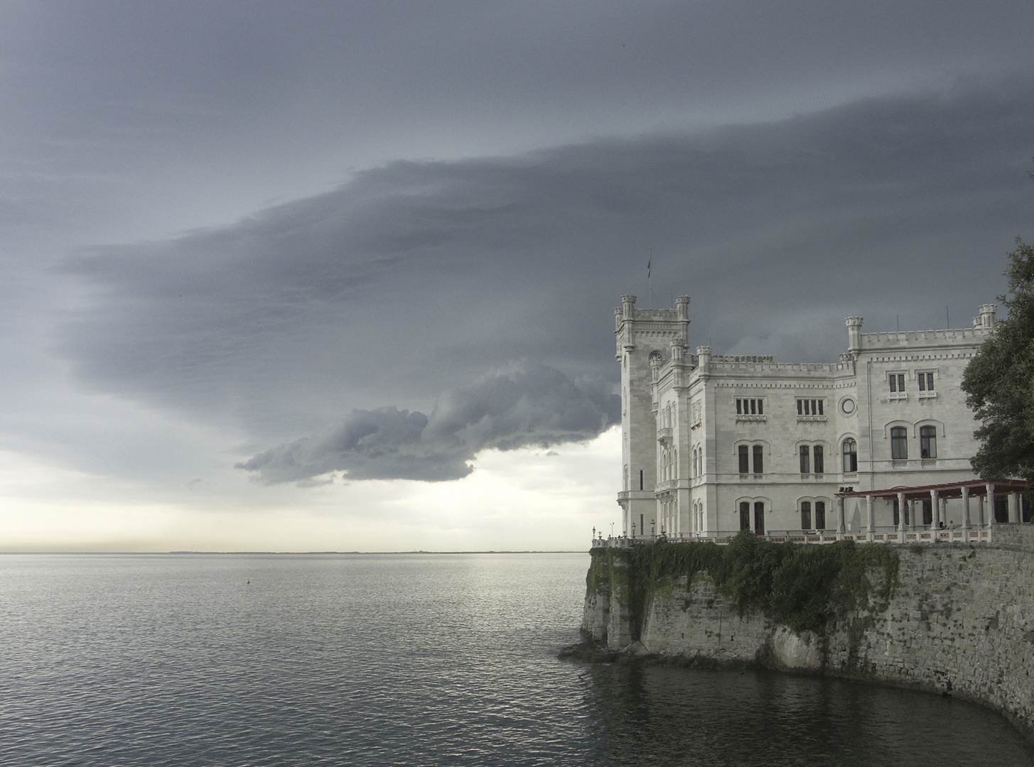 Heranziehendes Unwetter (Schloß Miramare bei Triest)