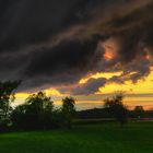 Heraufziehende Gewitterfront im Sonnenuntergang